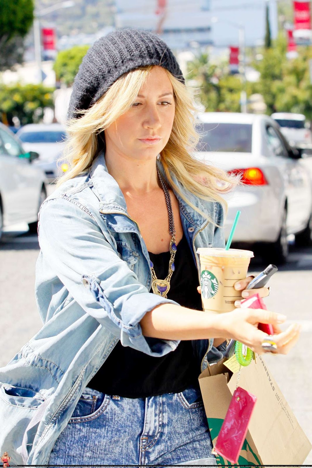  صور آشلي تيسدال 2012 - صور الساخنه آشلي تيسدال بشورت عارى 2012 Ashley+Tisdale+Leggy+Candids+in+W.+Hollywood+02