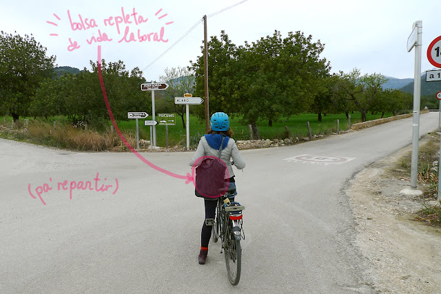 En bicicleta por Mallorca entregando currículum
