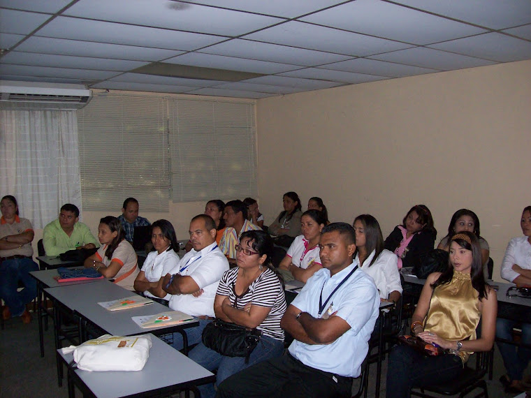 Docentes atento a las exposiciones