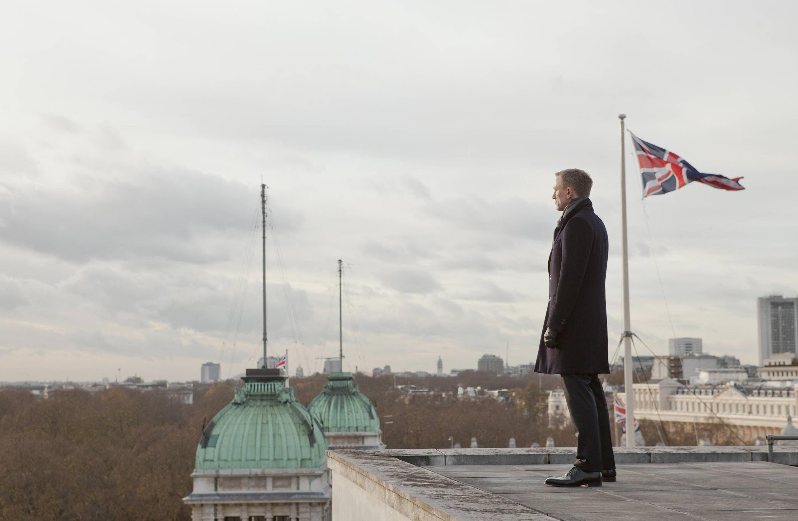 http://3.bp.blogspot.com/-9N2wpknVxPU/UISPaxj7EPI/AAAAAAAAAjM/4kEsIOWvZQs/s1600/Skyfall-Daniel-Craig2.jpg