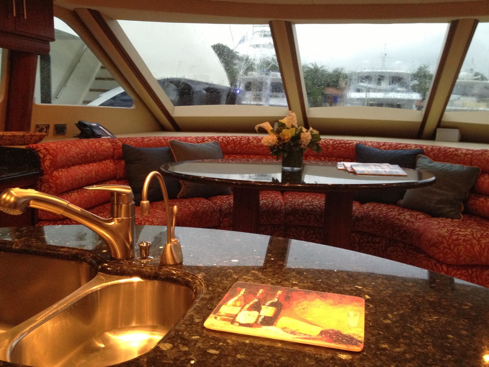 文化系マイアミ 豪華クルーザーひしめく真冬のボートショー