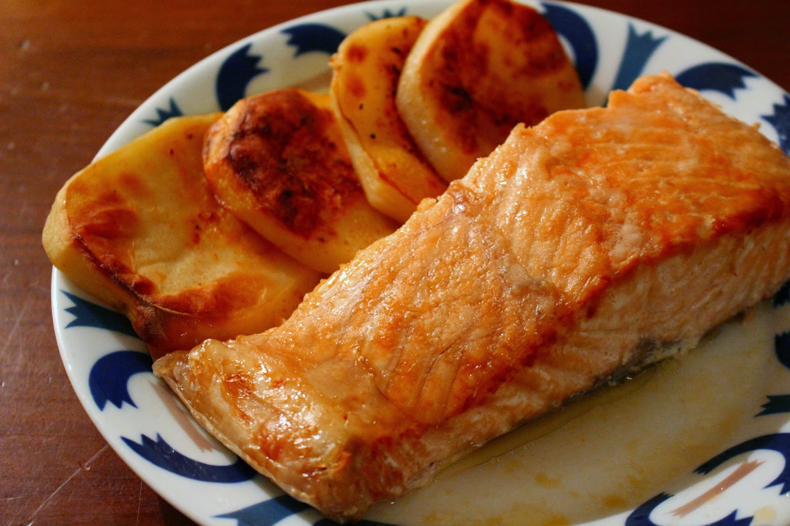 Salmón Al Horno Con Patatas Cebolla Y Pimientos El festín de Marga: Salmón al horno con patatas