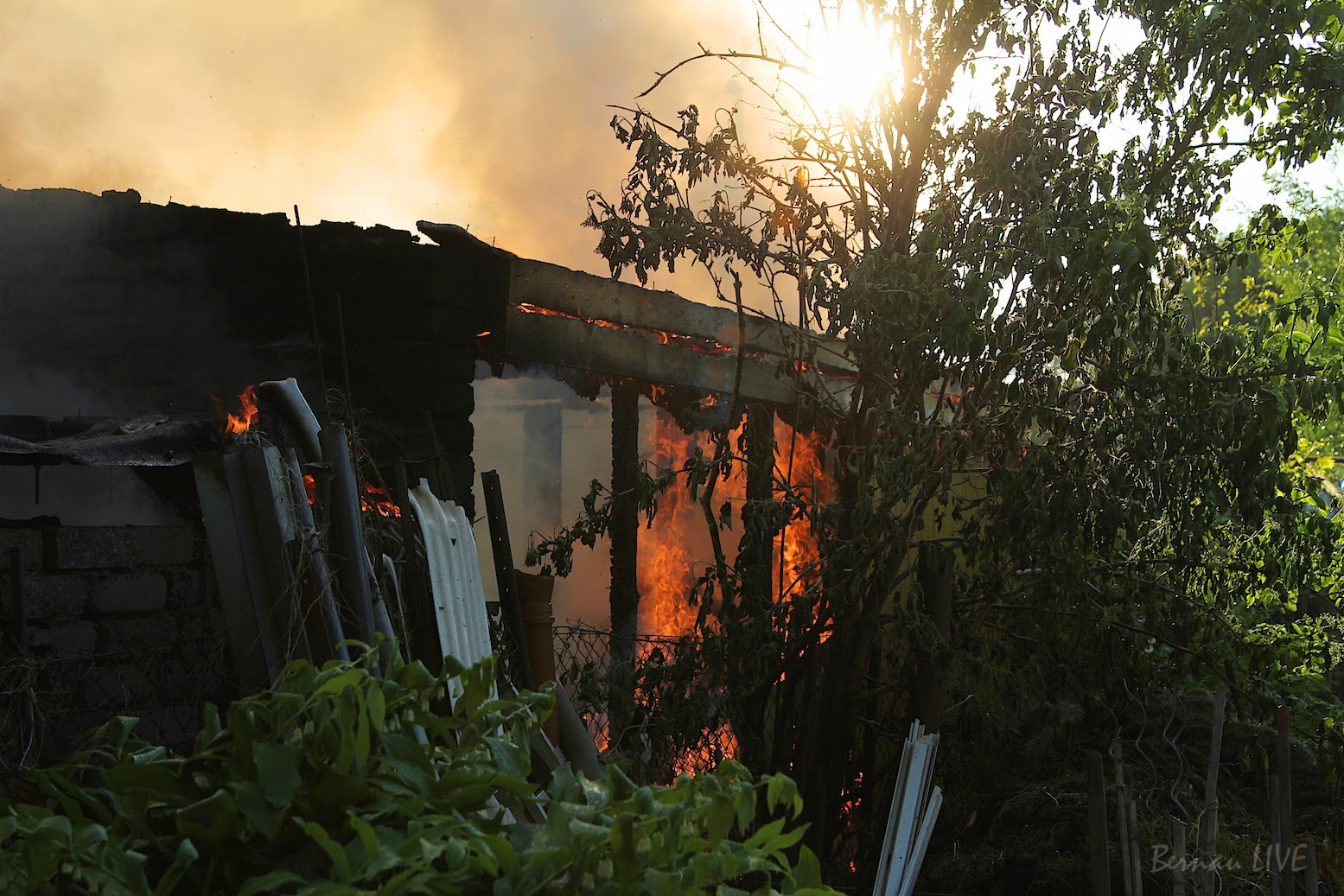 Bernau: Grosseinsatz der Feuerwehr - Bungalow Brand... 19 Bernau LIVE - Dein Stadtmagazin für Bernau bei Berlin
