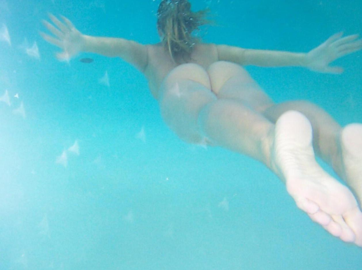 Naked women swimming underwater - Porn archive