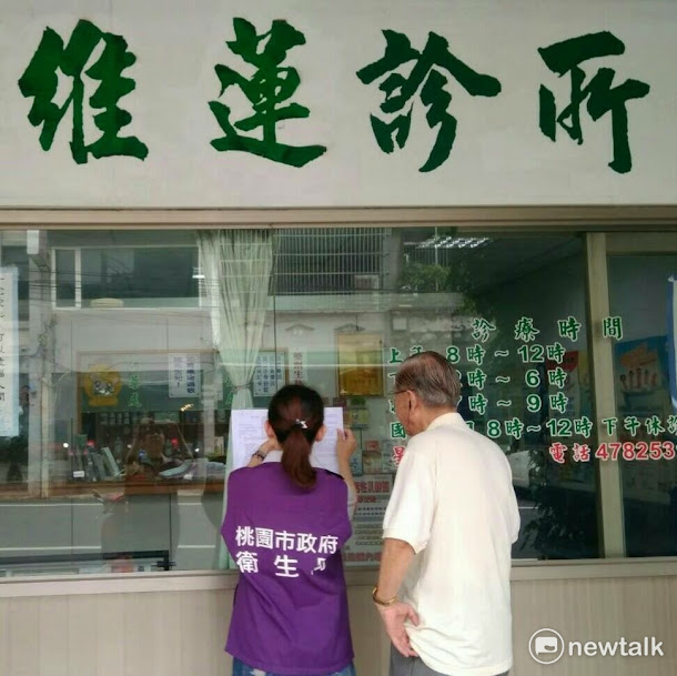 就跟退休金的黨職轉公職一樣,戒嚴時代濫發的中正牌的醫師執照與律師執照,至今仍無法廢除。台灣真的解嚴了嗎?其實需要轉型正義的地方還很多。 就跟退休金的黨職轉公職一樣,戒嚴時代濫發的中正牌的醫師執照與律師執照,至今仍無法廢除。台灣真的解嚴了嗎?其實需要轉型正義的地方還很多。