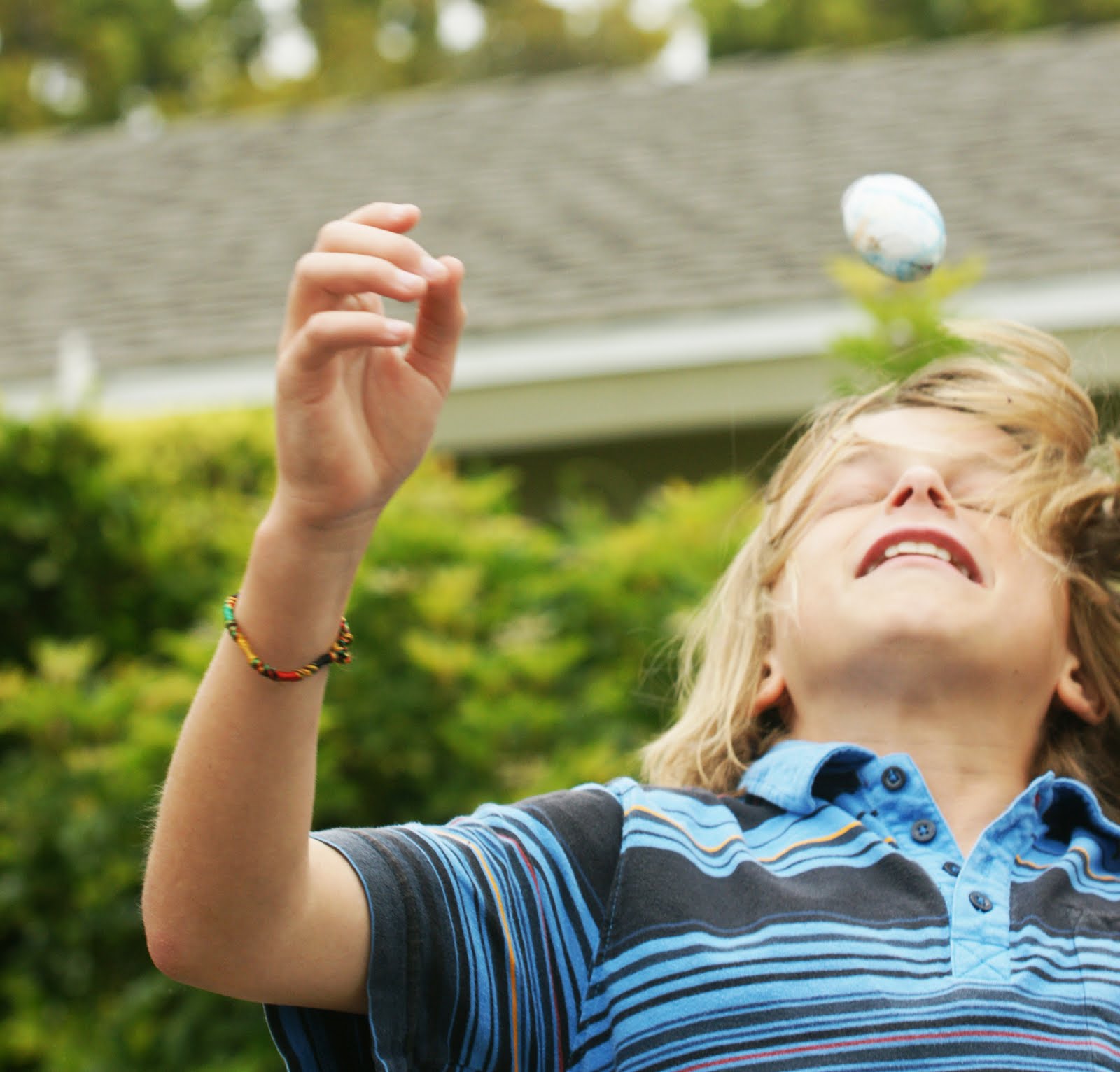 capable of flying Frohe Ostern! Throwa egg!