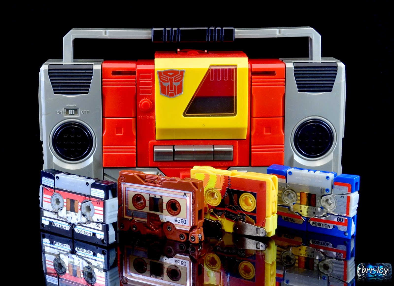 Brricy's Transformers Reviews Blaster and the 1986 Cassettes