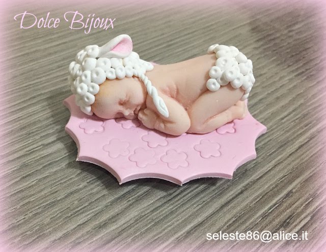 Un Dolce Bijoux: Bomboniera battesimo nascita e primo compleanno bimba e  bimbo,nella foto bebè che dorme vestito da pecorella realizzato a mano.