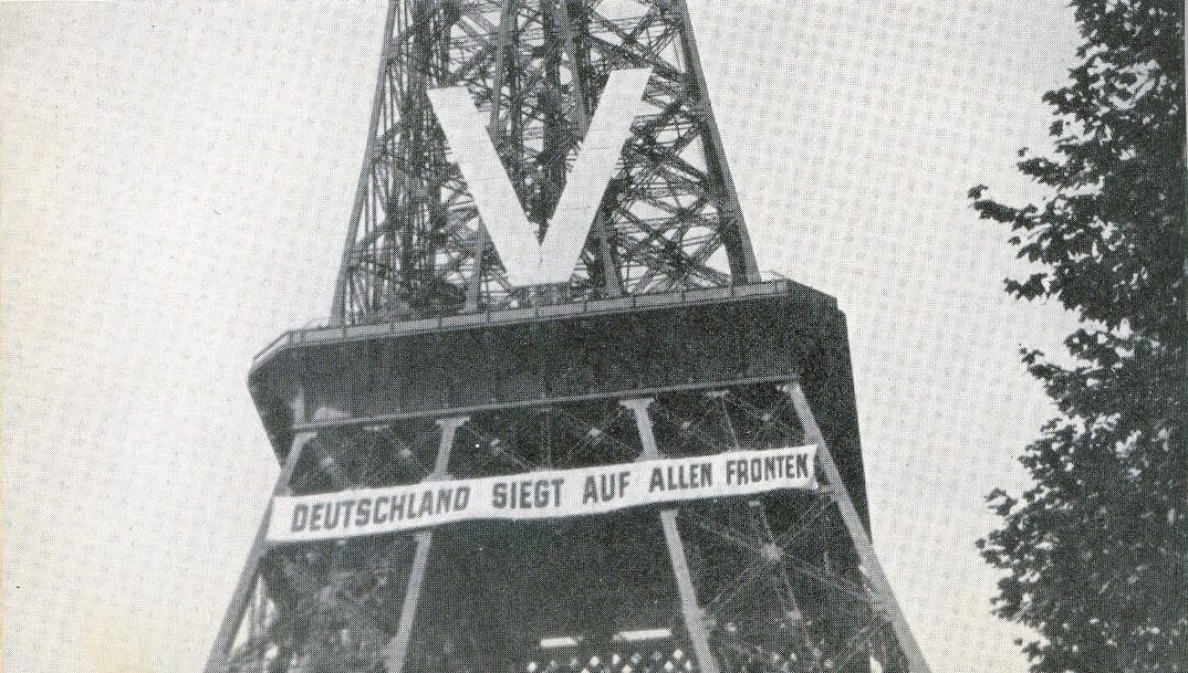 What Did Eiffel Tower Look Like  in 1940 