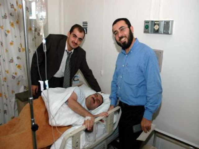 الداعية عمرو خالد فى المستشفى بالصور والزائرين له 10