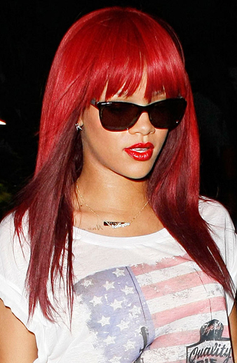 Rihanna Kızıl Ombre Rihanna kırmızı saçlarına kızıl ombre attırmış ve görünümü ile göz kamaştırmıştır.