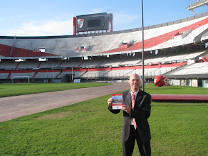 VOLVIENDO AL MONUMENTAL... CON MI LIBRO!