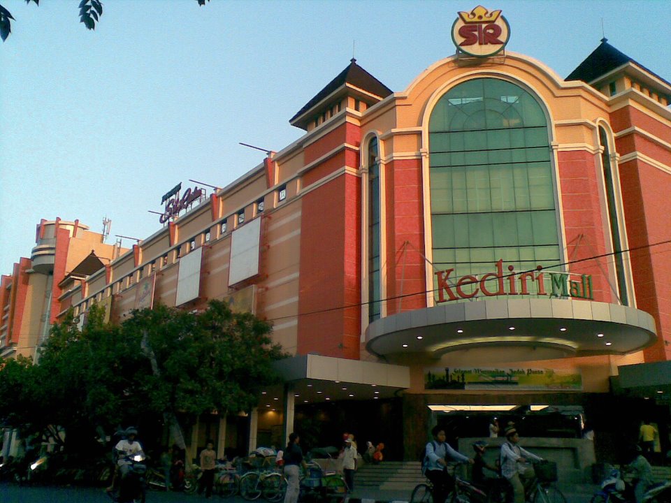 Pusat Perbelanjaan Modern Kota Kediri Berbagi Bersama