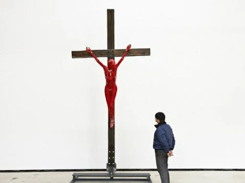 Hagens usa cadáver na criação de crucifixo