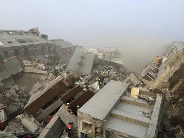 台南市永康區維冠金龍大樓今年2月6日因為地震倒塌,造成115人死亡,台南地方法院25日下午5時一審宣判,建商林明輝等5名被告均處有期徒刑5年。 台南市永康區維冠金龍大樓今年2月6日因為地震倒塌,造成115人死亡,台南地方法院25日下午5時一審宣判,建商林明輝等5名被告均處有期徒刑5年。