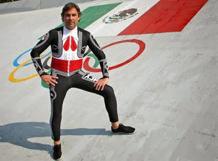 Hubertus von Hohenlohe, par qui le scandale est arrivé, en tenue de chanteur mariachi, représentant le Mexique aux JO de Sochi.