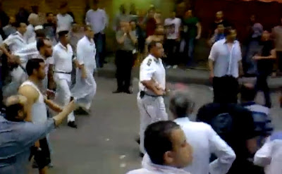 بالفيديو ظابط شرطة يتحدى البلطجية لوحدة فى الموسكى اشجع ظابط شرطة
