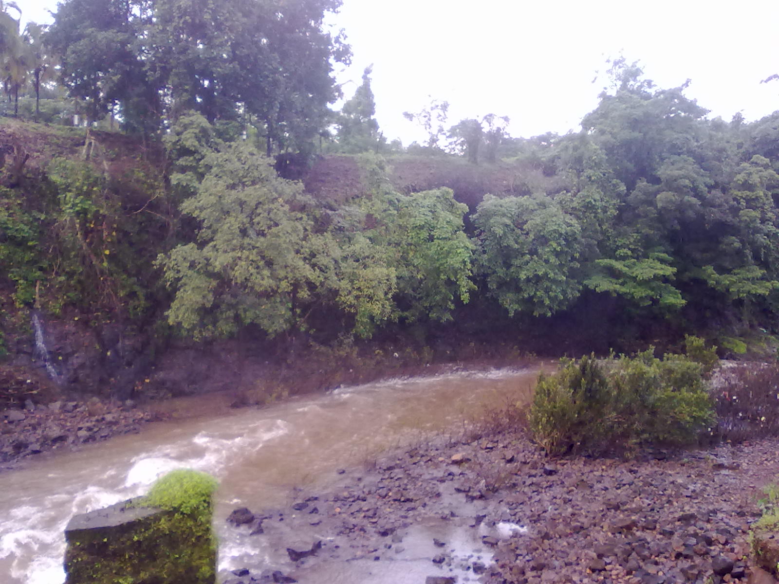 खालच्‍या अंगाला दिसतेय जुन्‍या साकवाची जागा