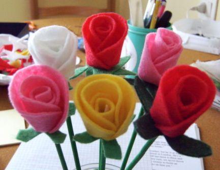 Como Hacer Rosas De Fieltro Para Decorar Regalar Manualidades Rosas De Fieltro Rosas Hechas A Mano