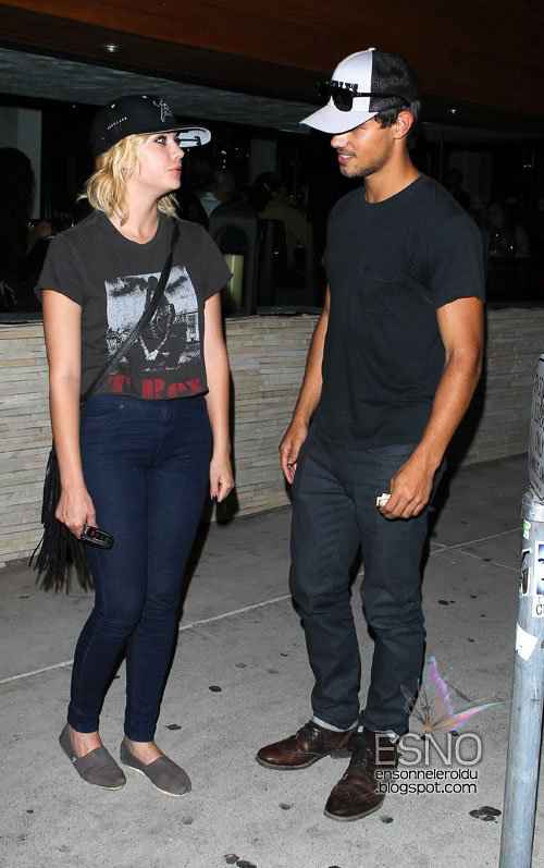 Magazin TAYLOR LAUTNER VE ASHLEY BENSON AKŞAM YEMEĞINDE!