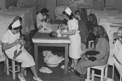 Nurses with Yemenite women and their babies in Rosh Ayin, 1949. (Photo: Theodore Brauner, Israeli Government Press Office)