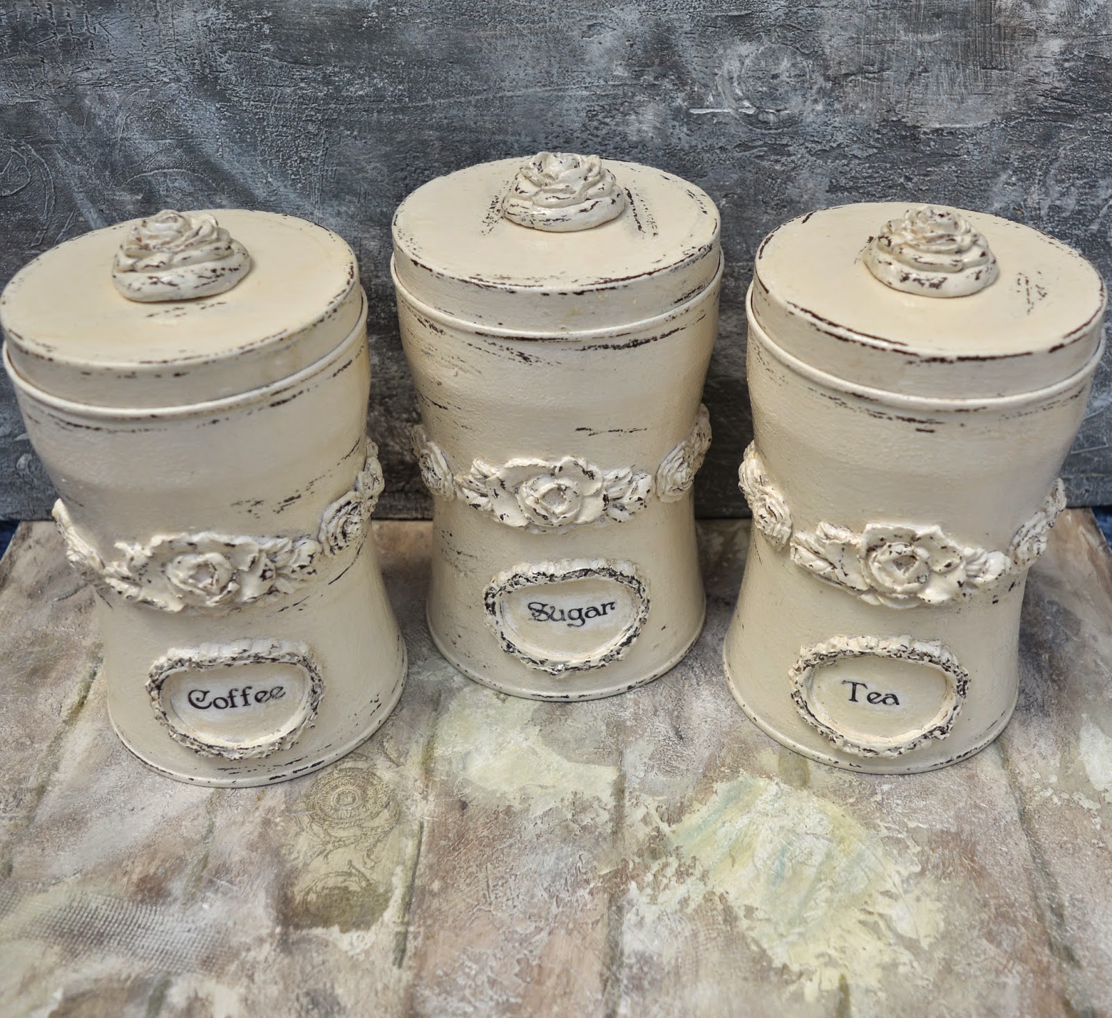 Martinel Cream canisters with chocolate rub Кутии в кремаво и