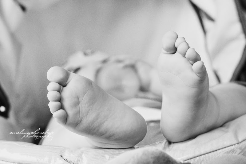 dziecięce stopki, czarno białe zjęcie, szczegóły, dziecko, niemowlak, fotografia Ewelina Choroba