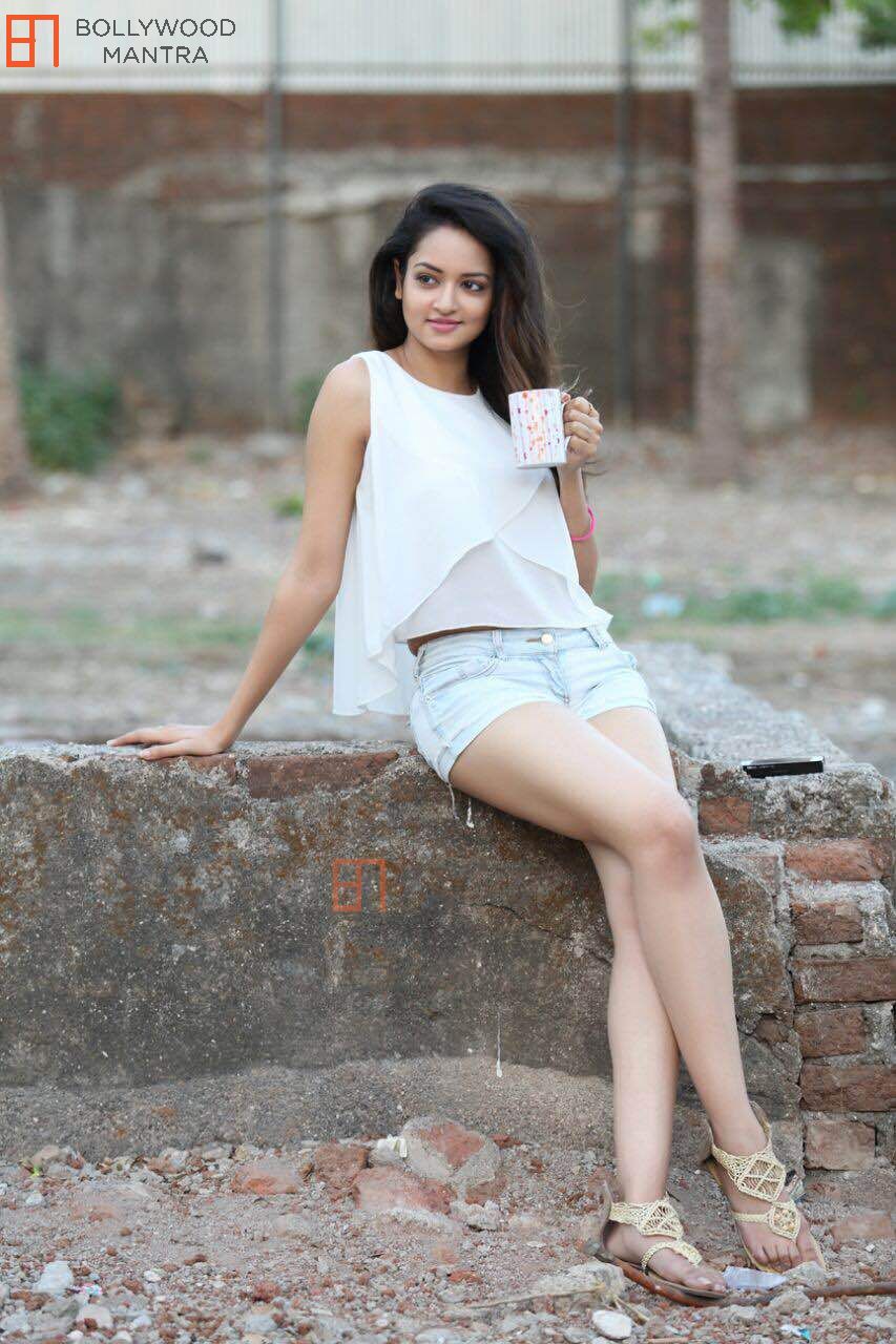 ACTRESS MOVIEIMAGES: BOLLYWOOD THIGHS