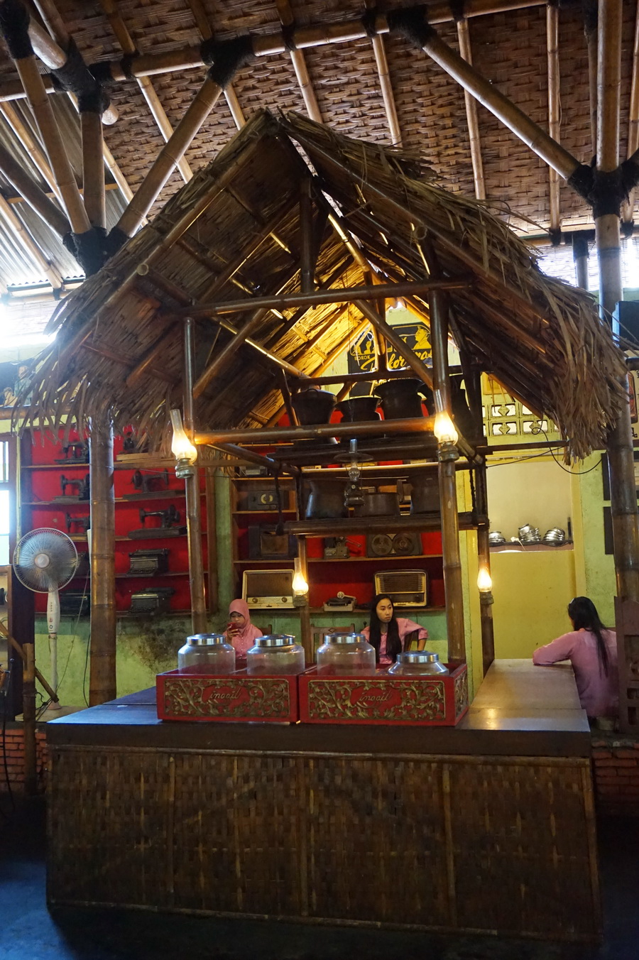 Rumah Makan Inggil di Malang, Restoran Berkonsep Museum ...