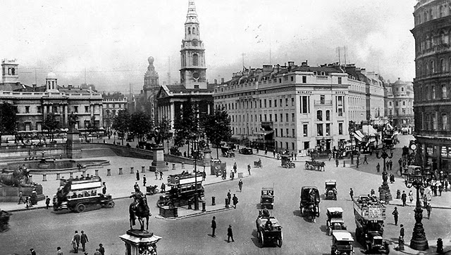 Stunning Image of Trafalgar Square in 1912 