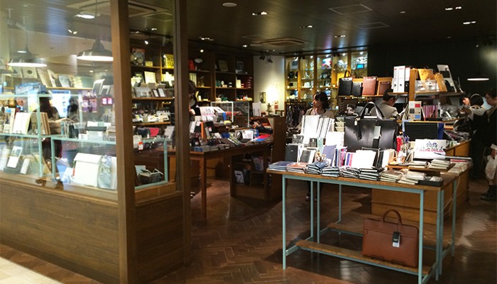 ペコとボブとリュウとレオ コハクもみんなでお楽しみ 東京上野エキナカシリーズ 駅の構内でこだわりのjazzと本 文具たちに癒される場所