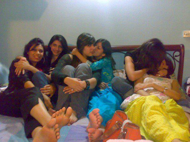Hot Girls From Pakistan, India and all world: Hot Girl Kissing Girl In Pakistan Photos