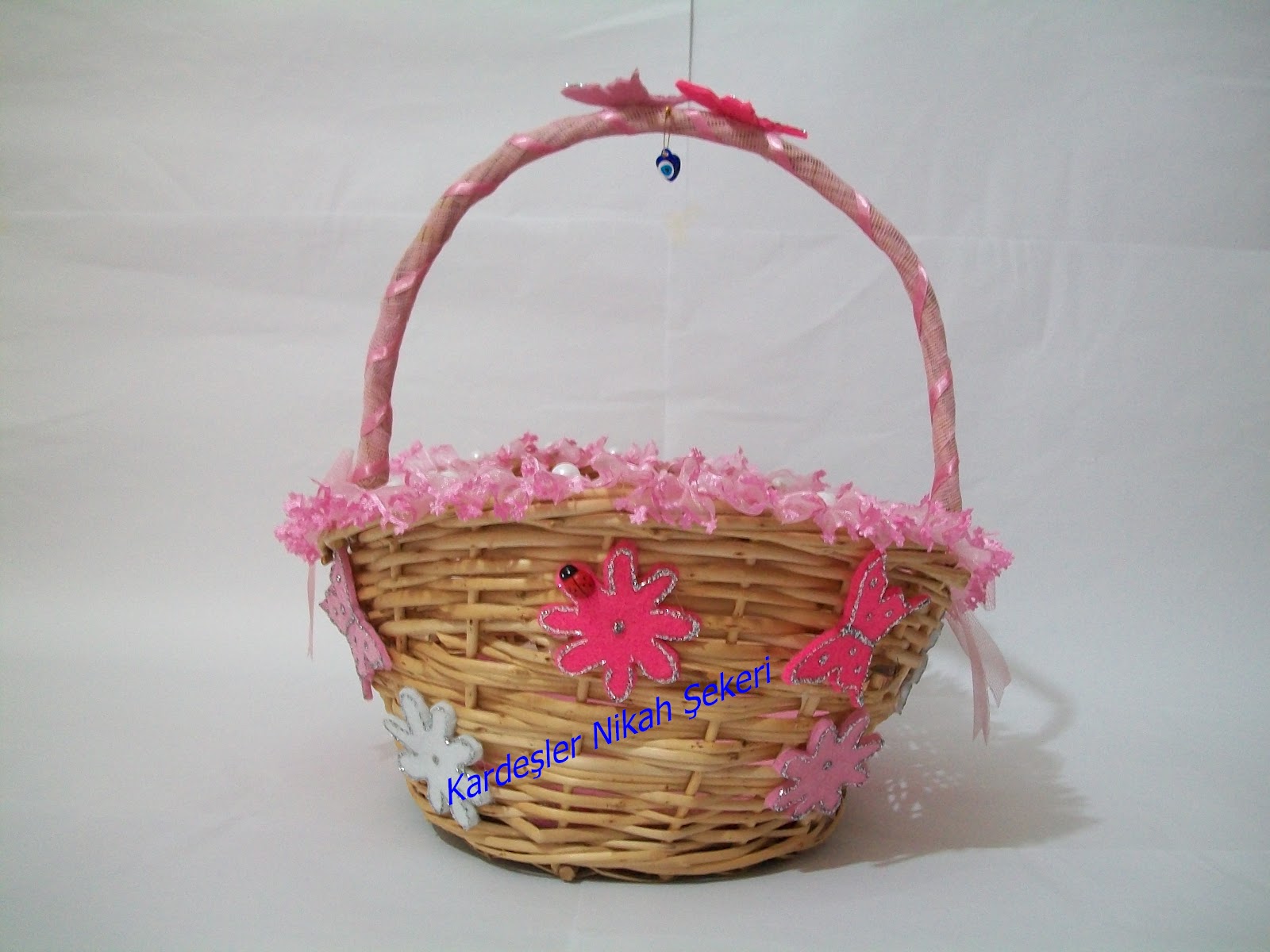 Kardeşler nikah Şekeri. Hasır bebek sepeti süsleme