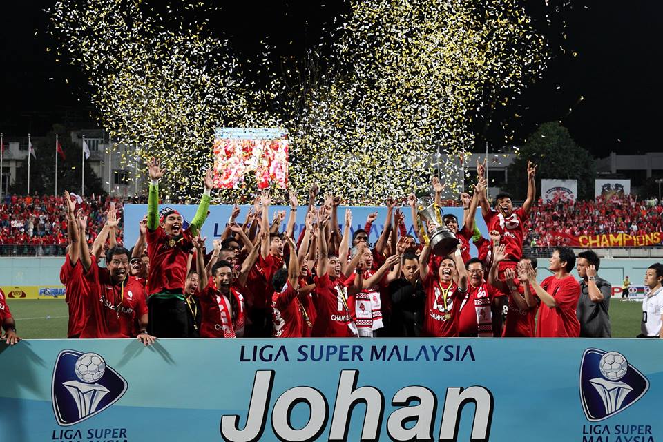 Gambar Pemain-pemain Lions XII meraikan kejuaraan Liga Super 2013 yang dimenangi mereka. Photo: Johnson Goh (FAS Lions XII Juara Liga Super 2013