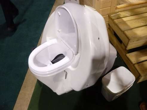 Vaso sanitário ecológico congela fezes para compostagem