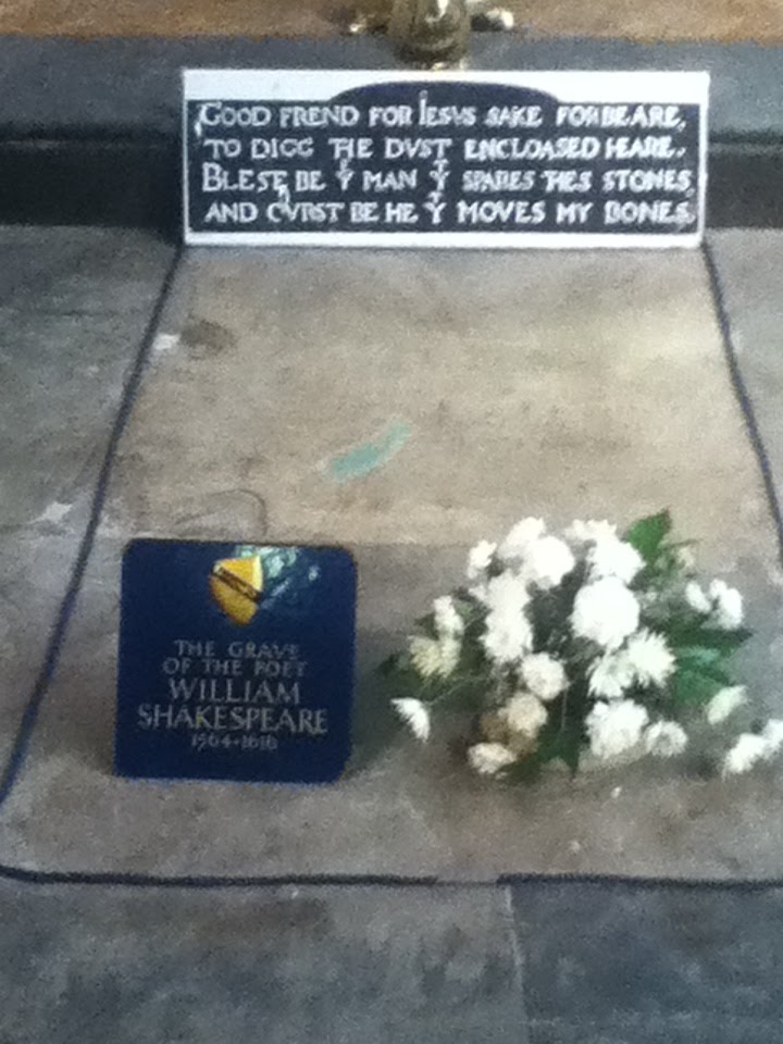 EN UN BOSQUE EXTRANJERO Verano inglés. Tumba de Shakespeare