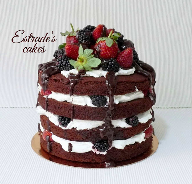 tarta desnuda de chocolate y nata con frutos rojos 5