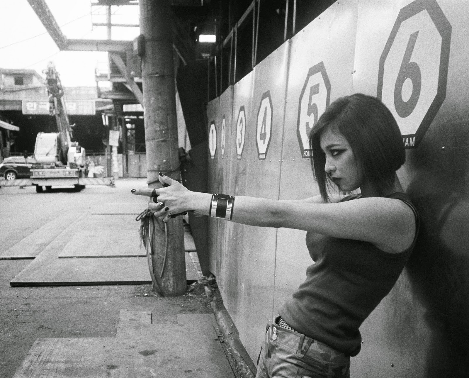 The 'Red Light' is on with Luna's teaser pictures for f(x)'s new album