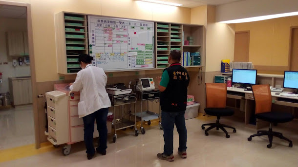 台中市衛生局人員至中國附醫執行抽查。 台中市衛生局人員至中國附醫執行抽查。
