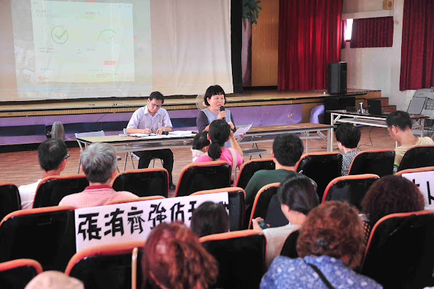 屏東縣政府文資所下午在恆春鎮公所,進行「恆春張家古厝防禦型竹塹」提報文化景觀公聽會,滿肚委屈及怒火的土地所有權人除了發言痛批「不尊重」,更在現場舉牌抗議。 屏東縣政府文資所下午在恆春鎮公所,進行「恆春張家古厝防禦型竹塹」提報文化景觀公聽會,滿肚委屈及怒火的土地所有權人除了發言痛批「不尊重」,更在現場舉牌抗議。