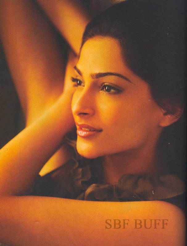 1 - Sonam Kapoor face close up pic