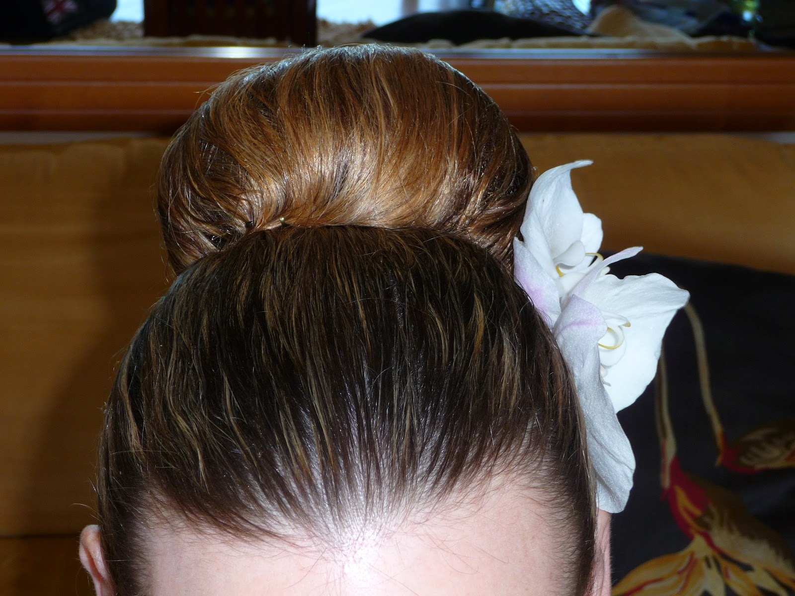 Super cool huge bun, using a "doughnut"...