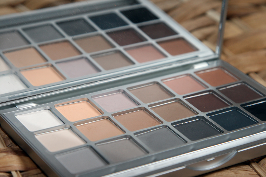 Beauty Blog Makeup Artist Agatha Kisiel Kryolan V3 Eyeshadow Compact