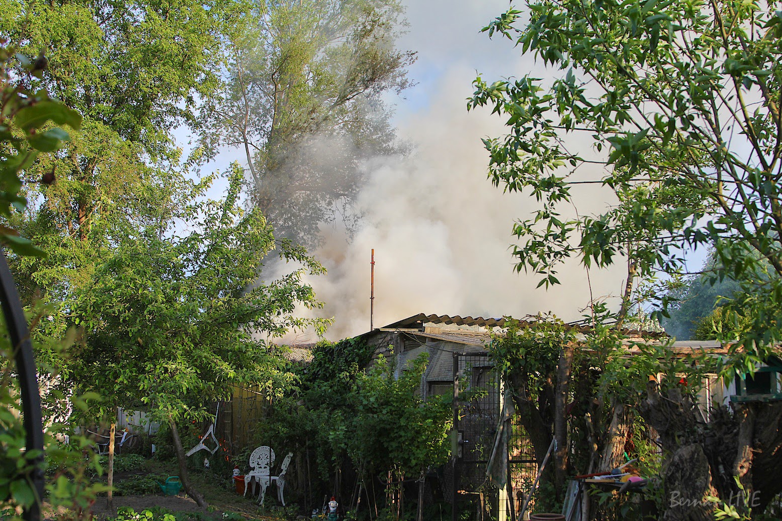 Bernau: Grosseinsatz der Feuerwehr - Bungalow Brand... 25 Bernau LIVE - Dein Stadtmagazin für Bernau bei Berlin