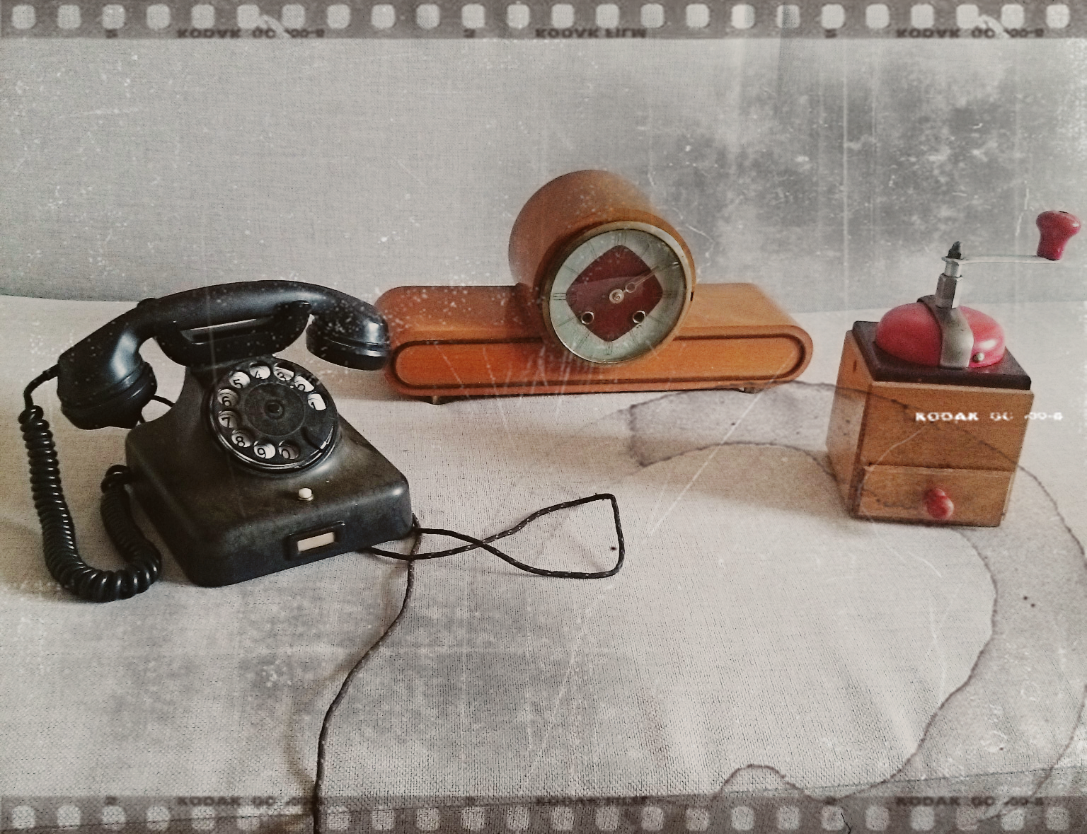 stare zdjęcie jak zrobić,stary telefon z cyferblatem czarny,stary drewniany zegar nakręcany,młynek do pieprzu drewniany