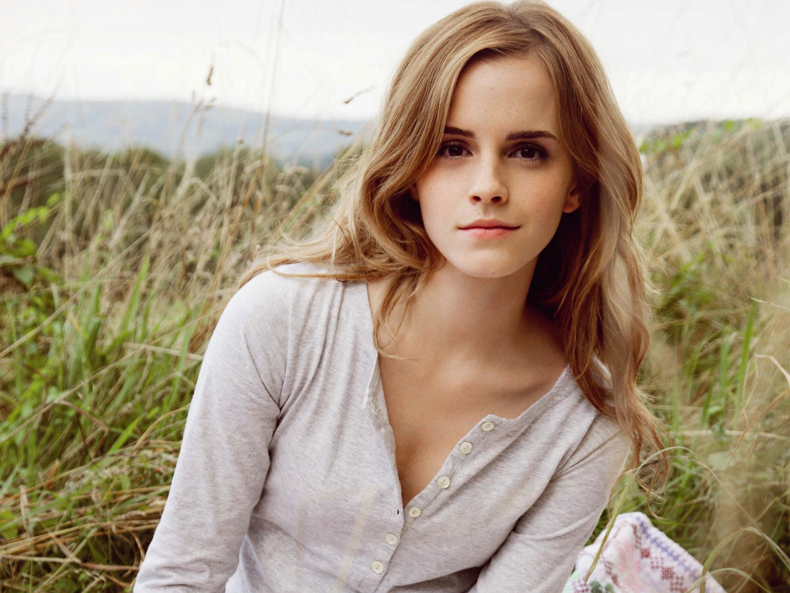 http://3.bp.blogspot.com/-ADSbfJgZhMo/TZWAjER3d8I/AAAAAAAAABU/B0BzRpZn6ns/s1600/emma_watson_254-normal.jpg