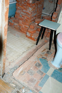 разрушаю перегородку между ванной комнатой и туалетом