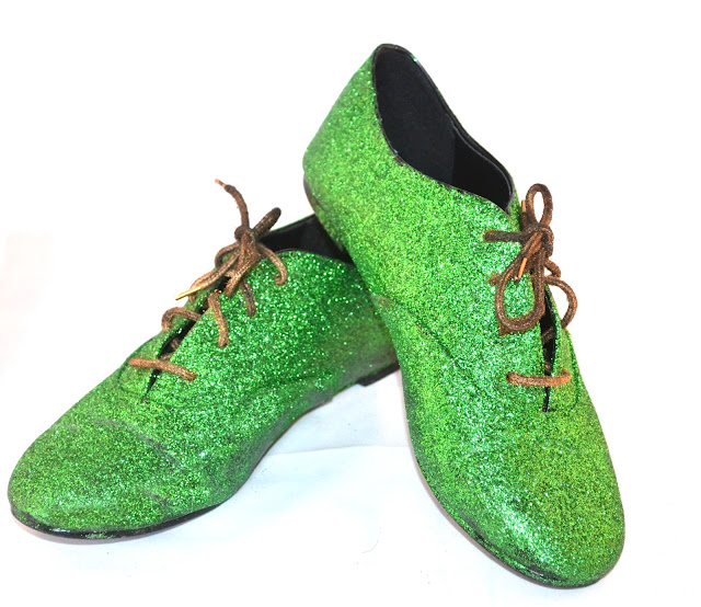 glitter, shoes, flats, diy, project, craftt, st patricks day, st pattys, pattys, green glitter, gold laces, lepachaun shoes, lepachaun, st pattys diy, best diy, fashion, style, blogger, fashion blogger, diy blogger