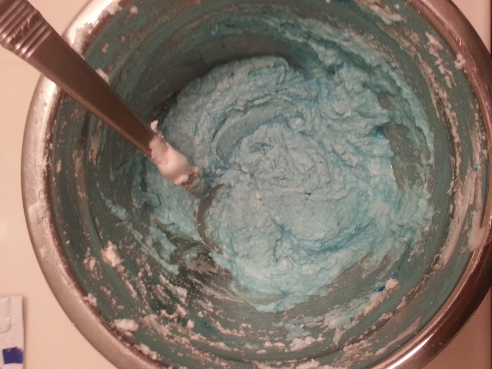 In a bowl, I mixed shaving cream with a lot of baking soda. I didn't