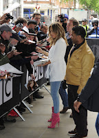 Jennifer Lopez signing autographs 